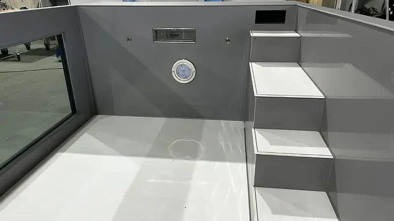 Schwimmbecken aus Polypropylen mit den Maßen 6,5 m x 2,5 m und einem 4 m breiten Fenster